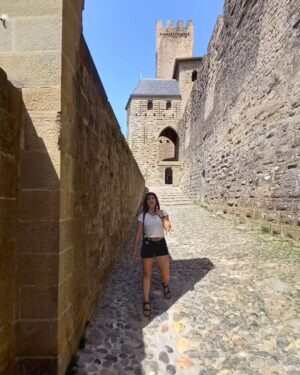 Marita Zafra Instagram - ¡Carretera y manta! Melena al aire con chanclas respirando el paisaje💙🌊
#FranciaOccitania