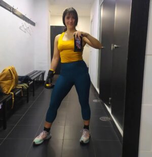 Marita Zafra Instagram - Yo, Rocky

No te ha pasado al salir del gym, mirarte al espejo y decir: joder ¡vaya paliza! ¡¿Y hay que volver?! 
A mí sí, y vuelvo. Aquí una que le flipaban las pelis de Rocky, ahora toda peliculera disfruta como una cría darle al saco y sudar a mares 🤣🌞💛