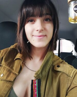 Marita Zafra Instagram - Si llego a saberrr antes que iba a estar así de agustico con la melena recortaaá....🥰

#NewLook #Actress