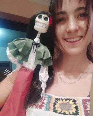 Marita Zafra Instagram - Hay tramas que se recuerdan como si se hubiesen grabado ayer, y que se llevan en la memoria sacándonos una sonrisa nostálgica, como un negativo en la cartera. No son solo páginas en un guión, a veces nos toman los nervios y los desvanecen para sentir, sentir, y en este caso disfrutar de una nueva amistad. Esta trama es de las que más he hablado pese a su brevedad, gracias a ella tuve el placer de currar con @edgarcsts , un tío con una labia que te atrapa, y una energía que te trae al aquí y ahora, aunque tengas la cabeza en otro lado. Cuando @gentilleonora me dijo que quería tener este detallazo conmigo, no tuve dudas, quería a Casilda en "ese brete" para seguir recordándolo, y con todo su arte, y esas manos que valen oro creó esta Casilda con esqueleto de Catrina, pero con outfit de cita ❤️ muchas gracias, la guardo con muuucho cariño.