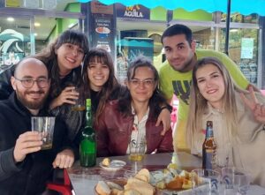 Marita Zafra Instagram - ¡La tribu! Aquí seguimos celebrando juntoss después de tantos años en el paqrque, en los bares, en la montaña, en la aldea...
Juntos, revueltos, dispersaoss, pero unidos siempree. Simplemente ell@s los colegass de siempree, se os quiere un cachooo!! 

@yolicomoelrio @meriiii.ch @lauriitaa1712 @dani_l_i_