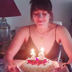 Marita Zafra Instagram - ¡La tribu! Aquí seguimos celebrando juntoss después de tantos años en el paqrque, en los bares, en la montaña, en la aldea...
Juntos, revueltos, dispersaoss, pero unidos siempree. Simplemente ell@s los colegass de siempree, se os quiere un cachooo!! 

@yolicomoelrio @meriiii.ch @lauriitaa1712 @dani_l_i_