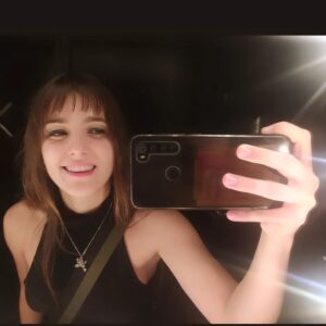 Marita Zafra Instagram - ¡Feliz luness por ahí! 
Yo no voy vestida así, ni pintada, ni tampoco tengo esa sonrisa ahora mismo. Sin embargo internamente me siento mejor que en ese momento, tal vez más de acuerdo con esa felicidad porque estoy más cerca de conseguir uno de esos objetivos que requieren tiempo, y bien de esfuerzo. 
¡Marzo bonito ve abriendo las ventanas!
🌞 ¡Y de pasoooo sube la temperatura!