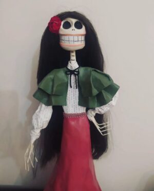 Marita Zafra Instagram - Hay tramas que se recuerdan como si se hubiesen grabado ayer, y que se llevan en la memoria sacándonos una sonrisa nostálgica, como un negativo en la cartera. No son solo páginas en un guión, a veces nos toman los nervios y los desvanecen para sentir, sentir, y en este caso disfrutar de una nueva amistad. Esta trama es de las que más he hablado pese a su brevedad, gracias a ella tuve el placer de currar con @edgarcsts , un tío con una labia que te atrapa, y una energía que te trae al aquí y ahora, aunque tengas la cabeza en otro lado. Cuando @gentilleonora me dijo que quería tener este detallazo conmigo, no tuve dudas, quería a Casilda en "ese brete" para seguir recordándolo, y con todo su arte, y esas manos que valen oro creó esta Casilda con esqueleto de Catrina, pero con outfit de cita ❤️ muchas gracias, la guardo con muuucho cariño.