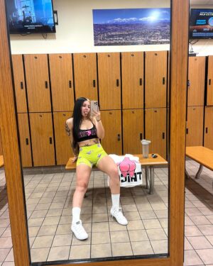 Maritza Janett Instagram - Todays leg day fit is brought to you by me not caring about looking absolutely ridiculous in public. 😅

#spongebobislife #patrickTHICC