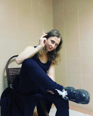 Mariya Alyokhina Instagram - Мария Алехина и Люся Штейн, отбывающие арест 14 и 15 суток в спецприемнике Сахарово объявили голодовку, о чем они передали письменные заявления на имя начальника спецприемника Лаврентьева Д.А. Девушки решились на такой шаг из-за психологического давления со стороны сотрудников спецприемника Сахарово, которые в свою очередь ссылаются на некое вышестоящее руководство. 

Алехиной и Штейн запрещают какое-либо общение и содержат раздельно, одну в 13-местной камере, другую в 10-местной. Хотя в спецприемнике сейчас всего четыре арестантки. На просьбы перевода в одну камеру обеим ответили отказом. Прогулки также проводятся раздельно. За какие-либо попытки переглянуться через окно или иные попытки общения угрожают новым арестом по статье 19.3 КоАП. При этом правовые основания для раздельного содержания девушек отсутствуют. 

Также в своих заявлениях Штейн и Алехина сообщают о плохих материально-бытовых условиях в спецприемнике и отсутствии врача или фельдшера. 

Сотрудники спецприемника не отрицают, что арест девушек и требования содержать их раздельно политически мотивированы и контролируются "из Москвы".

Девушки требуют объединить их камеры и не создавать ситуации перманентного давления и угроз нового административного ареста.

Фото Маши: @nefotografiya_