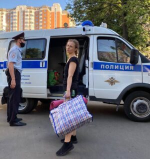 Mariya Alyokhina Instagram - день сурка, вновь 15 ~ дневный арест

в протоколе 2СПП сказано, что задержали у дома за нецензурную брань и сопротивление полиции.

фактически ~ на выходе из спецприёмника, без объяснения причин.