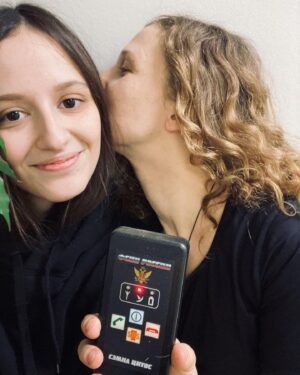 Mariya Alyokhina Instagram - это акция, это новая квартира вместо той, из которой выселили эшники. это побег на митинг, это уголовное дело, это - две фотки с лучшими нарушениями из спецприемника, где мы сидели летом, и с тайной свиданки в поликлинике, куда мы прорвались обманув все машинки на свете. это ссоры, перемирия, радость и грусть. это классная история которой сегодня год

год как вместе