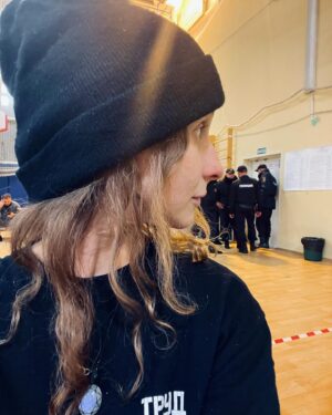 Mariya Alyokhina Instagram - провела сутки в школьном спортзале, он же «избирательный участок» 2867

если коротко, это - ад. километр нарушений и вдвое больше ментов, которые вместо того, чтобы реально охранять порядок и защищать голоса избирателей, сопровождали нас в туалет и покурить 👉

угрозы разбить камеру от члена уик, орущая председатель, «комиссия» которая «считала» списки избирателей 7,5 часов, и отказала нам в ознакомлении, и ясно почему - зафиксирован вброс

я была наблюдателем первый раз. я не уверена, что у тех, кого я наблюдала последние сутки, осталось что-то кроме скользкого сала вместо мозгов, сердца и совести, но ведь даже расчеловечивание им не помогло - мало вбросили

самый ад в том, что в этом же спортзале был другой участок и через 20 метров, на другом конце зала - другая комиссия, которая не нарушала закон, вот же они типа нормальные люди рядом, какого же хрена?