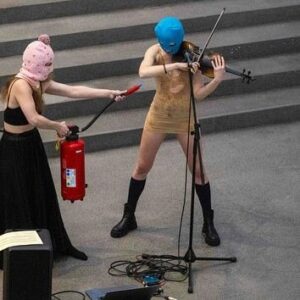 Mariya Alyokhina Instagram - HI! YOU ARE SPONSORING THE WAR! 
ПРИВЕТ! ТЫ СПОНСИРУЕШЬ ВОЙНУ!

On April 19, Pussy Riot appeared at the Pinakothek museum of modern art to remind the Germans that while they are visiting museums, their money is going to the war against Ukraine.

– tax money purchase oil from the Gunvor conglomerate and goes directly to Putin’s mafia, to the army and propaganda (including against the Germans).
– do you like shopping at the Residenzpost in Munich? the building belongs to Putin’s wallets - the Rotterbergs. 6 million euros straight into Putin’s pocket!
– the drones with which Russia is bombing Ukraine contain German microchips. And German companies are taking part in the “restoration” of the destroyed occupied Mariupol – Knauf and WKB Systems.

That’s why we shout - don’t give Putin money! don’t sponsor a war!

19 апреля Pussy Riot появились в центре современного искусства Пинакотека чтобы напомнить немцам, что пока они ходят по музеям, их деньги идут на войну против Украины. 

- деньги с нефти, купленной у Гунвор конгломерата идут напрямую путинской мафии, на армию и пропаганду (против немцев в том числе). 
– нравится шоппинг в Резиденцпост в Мюнхене? здание принадлежит путинским кошелькам – Роттербергам. 6 миллионов евро прямо путину в карман! 
– в дронах, которыми россия бомбит Украину немецкие микрочипы. А в «восстановлении» уничтоженного и оккупированного Мариуполя принимают участие немецкие фирмы. Knauf и WKB SYSTEMS! 

Поэтому мы кричим – не давай путину денег! не спонсируй войну! 

pussy riot activists: masha @all_mary , taso @plan.ashota , alina @alin_a_alinn 

stand with Ukraine! 🇺🇦