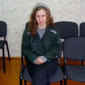 Mariya Alyokhina Instagram - я была на голодовке три раза и в последний -  всего 11 дней - администрация выполнила мое микро требование - перестать прессовать людей за то что они находятся в моем отряде - снять амбарные замки с дверей и прекратить обыски. 

через неделю был мой др и навальный передал мне через друга @a_cheparukhin записку  в колонию с поздравлением, поддержкой, в общем дико нужными словами для человека который лежал в одиночной палате санчасти (на которую повесили уже персональный амбарный замок))) и отходил от голодовки (сожрав вместо детского пюре кучу шоколада) не могу представить как это - отравление боевым ядом, возвращение в страну где тебя ждет тюрьма, в которой тебя ждут пытки. 

я тогда написала ему и всем кто поддерживал: тюрьма -  не тюрьма больше благодаря вам. и это правда. тюрьму можно разрушить только поддержкой. время и место вы знаете

@navalny