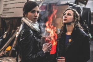 Mariya Alyokhina Instagram - маша передает:

всем привет из камеры № 6

нас тут пять девушек, получивших арестные сутки за то, что мы против войны. еще несколько политических в двух соседних камерах.

вчера отключили «эхо москвы» (как все уже знают), а за решеткой радио - единственный способ узнавать новости. но мы не унываем, вчера весь вечер пытались найти иностранную волну. 

представьте: пять человек сидит на шконках, склонившись над приемником, а из него играет китайская народная музыка. шутили, что скоро вся страна будет как наша камера.

так что ничего не бойтесь и не молчите сейчас

#нетвойне

фото сделал саша @sofeev на майдане 2014