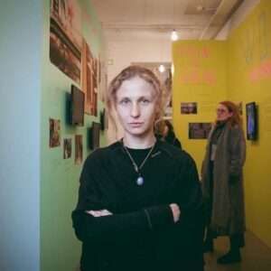 Mariya Alyokhina Instagram - ну что ж, вот я/мы сделали первую в жизни выставку. 

Бархатный терроризм - работы Pussy Riot за 10 лет. наши уличные акции, их последствия, фейк ньюс, нападения и просто смешные моменты и персонажи.

для меня было важно сейчас, во время войны, когда запад наконец-то обратил внимание на то, что с Путиным что-то не так, показать, что все эти 10 лет Россия и мы, как ее часть, сопротивлялись, сопротивлялись каждому новому витку репрессий и тупому параноидальному закручиванию гаек. 

выставку мы открыли в конце ноября в Исландии, в небольшой галерее Kling & Bang @klingogbang, которую делает коммьюнити местных художников.

выставка вошла в 10 лучших выставок 2022 года по версии Washington Post. мы рядом с Матиссом (!), что мило и удивительно. за этот месяц ее посмотрели тысячи человек, включая премьера Исландии и премьера Финляндии.

вот некоторые фотки - окошко в параллельную реальность, где премьер-министры приходят на твою выставку, а президент и первая леди - на концерт. я рада, что теперь еще одна часть мира не просто знает о преступлениях путинских наемников в форме, но и видит их лица. ребятам из центра э в последнем разговоре я сказала, что о их методах узнают все - вроде не соврала