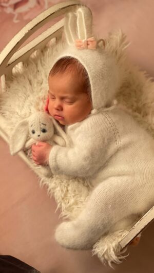 Mariya Gural Instagram - Первая фотосессия Евы👶🏼
Тут нам всего 13 дней 🙈
Её я доверила настоящему профессионалу в этой не легкой сфере @baby_inthelens 💫
Каждое движение и прикосновение отточено до мелочей, малышка спала всю съёмку 📸