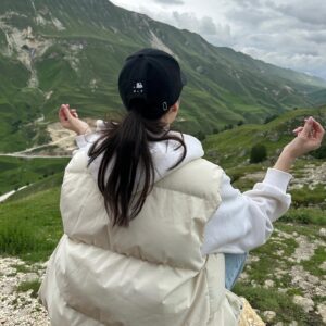 Mariya Gural Instagram - Это было насыщенное эмоциями и энергиями природы путешествие по горным просторам Дагестана. 

💫Каждый день новая локация
💫5 точек для ночлега 
💫почти 1000 км проехали на машине, горы, море,города и районы Дагестана 
💫мы что то теряли, но потом находили -и это была мистика 
💫поднимались на самые высокие горы 
💫посетили «Город мертвых» на вершине горы более 1500тыс метров высотой , где последний житель умер в 2015г. 
💫были выше облаков и даже трогали их☁️ (дети в восторге) 

Минусы: 
  Дагестан -мусульманский город,мы знали что тут ходят все закрытые , но не знали что на столько они относятся к своим традициям, что делали замечания даже  туристам парням (шорты выше колен носить не принято), девушкам ни какого декольте, открытых животов ,коротких шорт нельзя🚫
 Это при  30😅🤌🏼

По еде, запомнился один ресторан в горах «ЖУРАВЛИ» (нуууу оооочень там вкусно абсолютно все!) 

На дорогах города полный хаус! Правил для них не существует от слова совсем 🙄🤌🏼 хаотичное и наглое вождение. 
 
 
Алкоголь !?😅его там практически нет, нужно прям искать🙄в кафешках и ресторанах тоже нет-так хотелось аперольки🍹
 Очень много стало туристов, практически везде начали брать деньги за вход, такого 2 года назад не было говорят местные . 

Из плюсов: 
В горах не реальная энергия , которой мы всей семьей зарядились 🙌🏼

Чумовые горные пейзажи, дети не хотели даже спать в машине , боялись что либо пропустить … 

Так как наши дети поделись в Москве -они впервые увидели в живую коров, козлов, кур, петухов, баранов, цыплят. Для них было удивлением их видеть просто гуляющим по улицам и горам🙈

  Горные пейзажи поражали глаз своим могущественным величием , дети не верили глазам в прямом смысле , говорили как будто картинка⛰️🙈
 
 Теперь хотим посетить Грузию 🤪
Кто был делитесь интересными локациями 🤗 думаю для многих это будет полезно 🤜🏼🤛🏼