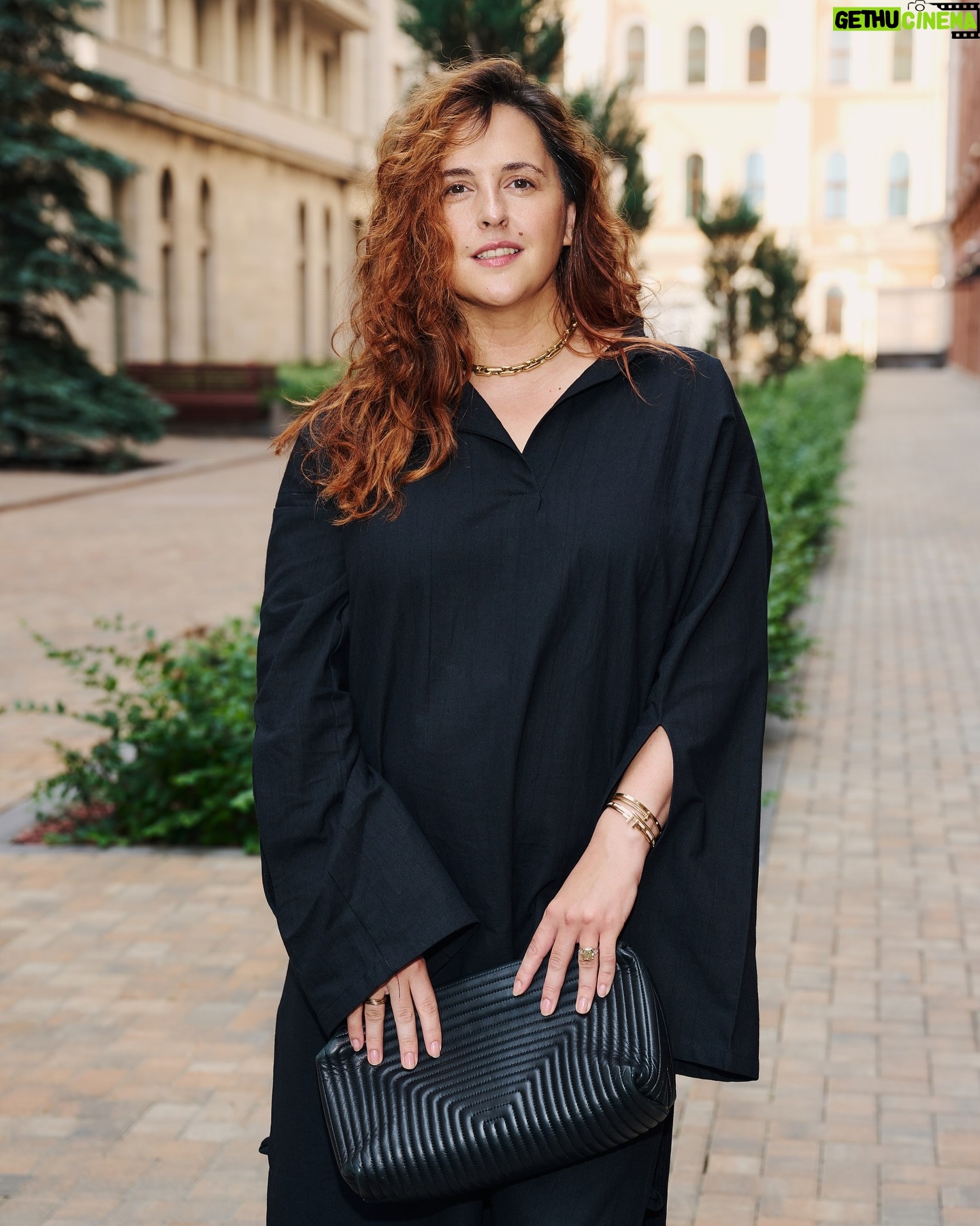 Mariya Shumakova - 3 Likes - Красиво стою на литературном бранче от @bookmate_ru в @trydevyatoe.art ♥️.
Книги- мое спасение с детства. Убегала в вымышленное от печали и просто от скуки.
3 год перечитываю Марселя Пруста (специально медленно) и дочитываю последний роман Уэльбека.
А что вы сейчас читаете? Какая у Вас любимая книга?
📸 Сергей Бойко
P.S. И про платье еще раз, оч интересный русский бренд. Создатель бренда путешествовала по русским деревням и вдохновилась русской косовороткой. Теперь мое любимое платье этого лета. @ifulikebrand 🌌