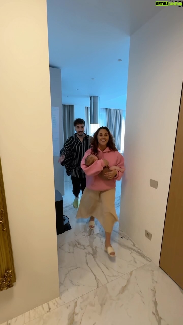 Mariya Shumakova - 2.1K Likes - Прибыла приглашенная звезда из Сибири. С бабушкой, конечно, классно: Леня в любви, а мы кучу дел успели сделать и даже потусить.
В целом, наша бабушка уважает мои методы, хоть и сокрушается холодным пяткам Лени, сколько я не говорила, что термобмен проверяется по шее.
Но знаю, кучу истории, как бабушки навязывают свое видение, опыт. С нянями попроще, коммерческие отношения, хочешь не хочешь, делай, как скажут.
Но зато бабушки так умеют любить!
А вы чей бы помощи больше хотели?🤱🏻