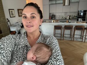 Mariya Shumakova Instagram - Мне тут написали, что я старая для второго ребенка! 

Хаха! 35 новые 25🍃. А вообще, я не чувствую, что тело в 35, как-то сложно перенесло беременность: летала все 9 месяцев, восстановилась быстро.

Все разговоры о том, что когда ребенку будет 20- мне будет 55, меня вообще веселят, мол старые родители. У меня столько примеров, когда и в 70, и в 80 женщины бодры, веселы.

В общем, убеждена 80% ограничений в голове. И знатоки «как надо» должны знать свое место- идти в сад. Единственный человек, который точно знает, как надо - это вы сами. (И даже не таролог, астролог).

Для меня 35 идеальное время))) а вы что думаете?