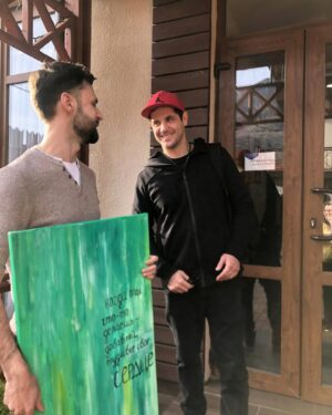 Mark Bogatyrev Instagram - Недавно был в Красной Поляне и нашел очень Атмосферный отель! Он, кстати, так и называется - «Атмосфера») Прекрасное место, вкуснейшие завтраки и потрясающие виды на горы прямо из номера! На террасе отеля проходят разные мастер классы, во дворе у костра поют песни под гитару. На территории Атмосферы проходят ретриты и тематические мероприятия. Если планируете приехать в Поляну, то искренне рекомендую этот уютный отель - 
@atmosphere_hotel_sochi
@atmosphere_cake