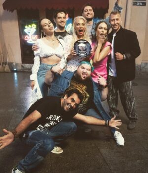 Mark Bogatyrev Instagram - Опа-опа!! Дорогие) наконец могу рассказать 😁
Проект «БарМоСкВаЧиКи» стартовал !
Мои партнеры @dava_m , @yana_koshkina_official , @mihail_tarabukin , @ekaterinashkuro , @katya_iowa под командованием @anariomamedov рвутся в бой!! 
В этой истории играю идеолога, рок-музыканта 🤘🎸 интересный опыт!!
Всем солнца в окно 🌅
#бар#москвачики#полный#метр#старт#банда#