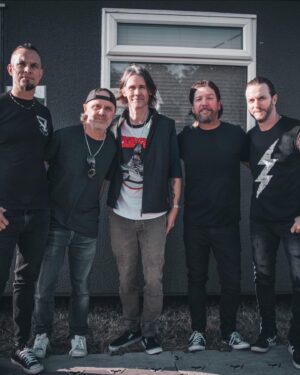 Mark Tremonti Instagram - It was very nice of @larsulrich to stop by and say hello before our set at the Download festival! @officialalterbridge @metallica