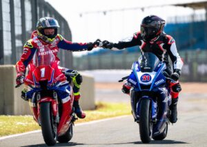 Mark Webber Instagram - Magnificent day at Silverstone rolling around with some friendships that go back 25 to 30 years. Huge thanks to @pataprometeonyamaha @alpinestars and the main organiser of the day 😉. Another legendary day I won’t forget 🙏, all the gear no idea. 🤷‍♂️