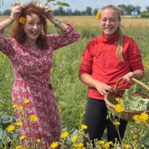 Markéta Hrubešová Instagram - A je to tady! Další série pro @tv_paprika . Tentokrát natáčíme na farmách a vaříme z ryze lokálních surovin. Z toho, co se vypěstuje nebo se vyrobí jejich rukama. 🙏🙏🙏 Namouduši je to krásná práce! Ta moje i ta jejich ❤️❤️❤️ Možná, že se pořád opakuji,.ale stejně mi nedá znovu nenapsat. Když někdo něco dělá s láskou, je to krásný!!!! A hlavně je to hned poznat. ⭐⭐⭐A taky to hned nemusí sypat a nemusíte si hned kupovat drahý auta a baráky a spoustu blbostí... Důležitý je, jaký pocit z toho budete mít 🙏🙏🙏@hs_semice  Hanička Součková je mladá a krásná a šikovná a má to navíc v hlavě srovnaný ❣️ Krásný to bylo, moc děkuji ⭐ A držím palce, Haničko 😉 #farma #farm #shooting  #cookingshow #cooking #love #lovemyjob