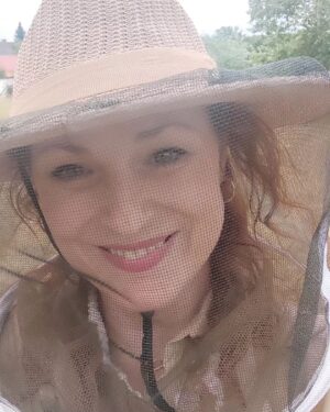 Markéta Hrubešová Instagram - Jak se vám líbil nedělní díl pořadu Od farmáře na talíř na TV Paprika? Já si natáčení ve Včelařství Pospíšil 🐝 moc užila a na vlastní kůži se přesvědčila, jak úžasná může být spolupráce lidí a včel, když se to dělá s láskou. ❤️ Poznávat malé české farmy byl celkově obohacující zážitek. Tak vyrazte se mnou zase příští víkend! 

 

#OdFarmareNaTalir #TVPaprika #lokalniProdukce #CeskeRecepty #FarmarskePochoutky  #CeskeFarmy #FarmarskeRecepty #DnesJem #CeskeVcelarstvi