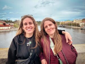 Markéta Irglová Instagram - Me and sis @su_igl in Prague 🏰 walked around for three hours, learned about our history, had a margarita and appreciated being alive and together. 🌸

📸 @_m_i_o_____