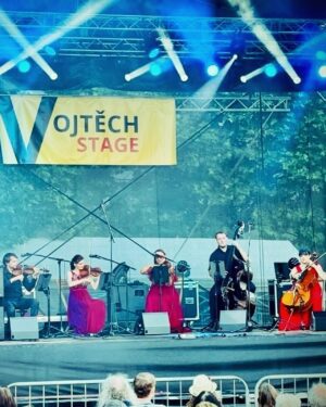 Markéta Irglová Instagram - Had a wonderful time at @festivalslunovrat with my friends from @jihoceskafilharmonie 💗 we played outdoors during sunset to a beautiful audience, what a wonderful way to celebrate summer solstice. ✨ Many thanks to all the wonderful people we met and a special thanks to my dad for organizing and accompanying us on this beautiful adventure. 💫