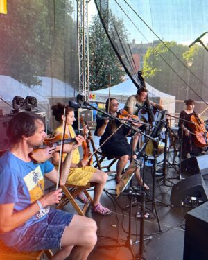 Markéta Irglová Instagram - Had a wonderful time at @festivalslunovrat with my friends from @jihoceskafilharmonie 💗 we played outdoors during sunset to a beautiful audience, what a wonderful way to celebrate summer solstice. ✨ Many thanks to all the wonderful people we met and a special thanks to my dad for organizing and accompanying us on this beautiful adventure. 💫