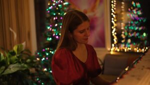 Markéta Irglová Instagram - Our Christmas song is out 🎄 @_m_i_o_____ 

“My Happy Place”

Thank you beautiful choir 👼🏻
@pallsolmundur 
@karlhjaltason 
@astamary 
@ellabudzinski 
@raggipoe 
@saragrims 
@gisligamm 
@svana.hlin 

and beautiful string quartet 🎻 
@unasveinbj 
@asagudjonsdottirskelton 
@thorunnoskmarinosdottir 
@sigurgeira 

You all made this song so special to me 🌟🕊️🌟

Link to video in bio 🤗