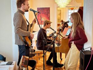 Markéta Irglová Instagram - A few things 🤗 1. I got to begin the new year by having the honor to play a mini concert with my friends @helgistrombone and @peturben at the historic @hofdi_lodge during a special night in honor of our dear mayor of Reykjavík @daguregg ♥️ thank you 🙏
2. The gorgeous painting in first photo is by @eggert.petursson , an Icelandic painter and my hero 🌟 How nice to spend time in the presence of one of your exquisite pieces dearest Eggert.
3. The sweater I am wearing, I reaaaaally wanted it for Christmas and my dear @_m_i_o_____ made sure my wish came true. There were only 20 of them made so the likelyhood was small! Thank you @bahns_rvk , for letting one of those 20 come to me ♥️ 

📸 @_m_i_o_____ & Anna Karen 🙏