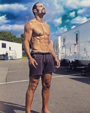 Marko Zaror Instagram - Antes de empezar otro día más nunca es malo un poco de #vitaminaD y #grounding 
———
Before another day of work always good some #vitamind and #grounding
@lionsgate 
@johnwickmovie 
Let’s do this💪🏼