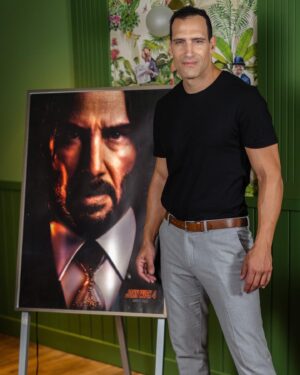 Marko Zaror Instagram - Nos vemos este Lunes 13 a las 19h en Santiago 🇨🇱 en Casa Sanz @hotelbidasoa para una charla sobre John Wick 4. Además les voy hacer una demostración de como se filma una escena de artes marciales para una película! Para participar vayan al perfil @cinemarkchile y sigan las instrucciones. 

Nos vemos! OSU 👊🏽

@johnwickmovie 
@lionsgate