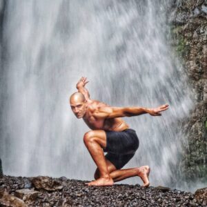 Marko Zaror Instagram - Este magico lugar está a punto de desaparecer por un negocio energético #altomaipo que cortara toda el agua y secara toda la zona. La gente a luchado con sangre, pero nada al parecer a podido con este siniestro proyecto que avanza todo los días. Que pena que nuestro país sea gobernado por personas sin conciencia, sin criterio. Solo queda que una vez más el pueblo se una y logre detener este terrible desastre que afectará no sólo al cajón, sino que a todos. "YO Soy TU" gracias @pangalandrade por compartir tu historia y mostrarnos este tremendo lugar. @alienncat 
#noaltomaipo #altomaipoxsobrelaley
#despiertachile
Deja tu mensaje en señal de apoyo.
#elpuñodelcondor