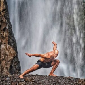 Marko Zaror Instagram - Este magico lugar está a punto de desaparecer por un negocio energético #altomaipo que cortara toda el agua y secara toda la zona. La gente a luchado con sangre, pero nada al parecer a podido con este siniestro proyecto que avanza todo los días. Que pena que nuestro país sea gobernado por personas sin conciencia, sin criterio. Solo queda que una vez más el pueblo se una y logre detener este terrible desastre que afectará no sólo al cajón, sino que a todos. "YO Soy TU" gracias @pangalandrade por compartir tu historia y mostrarnos este tremendo lugar. @alienncat 
#noaltomaipo #altomaipoxsobrelaley
#despiertachile
Deja tu mensaje en señal de apoyo.
#elpuñodelcondor