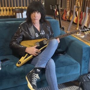 Marky Ramone Instagram - A #Flyingvgibson. Very cool just to hold it.☕️ #davedavies  #jimihendrix 55 or 56? #wellstrungguitars