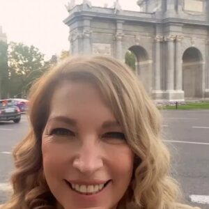 Marlene Maseda Instagram - El cambio empieza en ti y en mi. Quizás es desafiante dejar atrás la vieja vida por que han sido costumbres y creencias que aprendimos, sin embargo, cuando pensamos y decidimos crear una vida nueva todo cambia. De que es fácil?, pues no lo es, la clave está en intentarlo y darnos cuenta cada vez que caemos en lo mismo, ya sean pensamientos, creencias, acciones, emociones, sentimientos, etc.

Así es que te envío muchas bendiciones y te invito a darte la oportunidad de simplemente hacerlo.