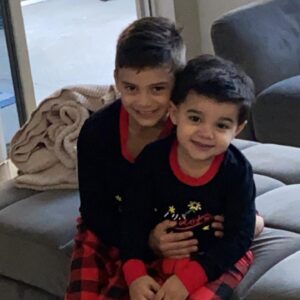 Marlon Moraes Instagram - Feliz 2022 Amigos! Seguimos na luta com muita gratidão por todas as Bençãos e pela maravilhosa família que tenho do meu lado!!!
Choramos sorrisos, vivemos!!! 2022 pode vir estamos preparados 🙏🏻❤️