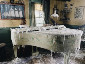 Marlow Barkley Instagram - Some of my favorite shots of the lighthouse and the Bureau. 

The VFX team created some awesome dreams but the art department designed the sets we could see. The detail was incredible. The lighthouse was so cozy and the bureau was the perfect setting for @werucheopia and me to play detective 
between takes. 🕵🏻🕵🏾🗄️🗃️

#slumberland #setlife #bts
