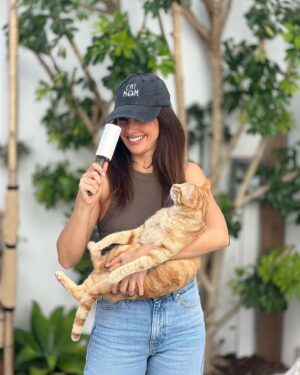 Marta Andrino Instagram - Podia ser a publicidade a este rolinho mas não é 🤣 é mesmo só para partilhar convosco que este é o meu melhor amigo desde que tenho um melhor amigo gato. (Na verdade até já tenho dois). Estou um verdadeira catmom 🐈 #doisgatos #doisfelinos #catmom #catlover 

📸 @frederico_amaral_