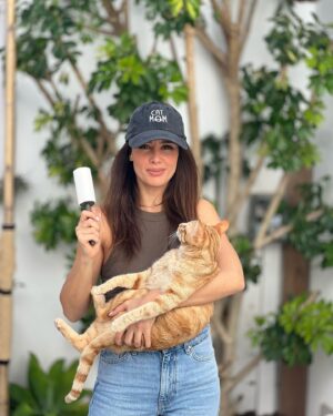 Marta Andrino Instagram - Podia ser a publicidade a este rolinho mas não é 🤣 é mesmo só para partilhar convosco que este é o meu melhor amigo desde que tenho um melhor amigo gato. (Na verdade até já tenho dois). Estou um verdadeira catmom 🐈 #doisgatos #doisfelinos #catmom #catlover 

📸 @frederico_amaral_