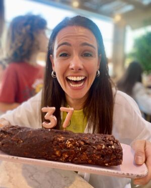 Marta Andrino Instagram - 37 já cá cantam e o meu irmão conseguiu pôr um restaurante interior a cantar-me os parabéns 🎈
Tive um dia inesquecível, com Festa pela manhã e direito a ter por perto o Guarda da Bela Vida @frederico_amaral_ 
Depois uma ida ao mar agradecer por este ano, um jantar em família cheio de amor e terminar a noite nos carrosséis mais malucos e na melhor companhia 🎠 

Obrigada obrigada obrigada a todos os amigos que pensaram em mim neste dia de Festa ♥️