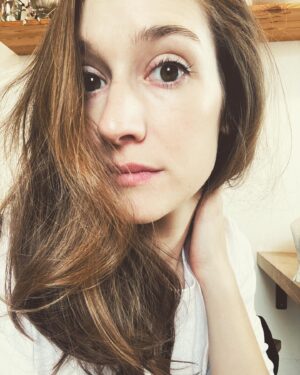 Marta Dancingerová Instagram - Novej headshot z kuchyně