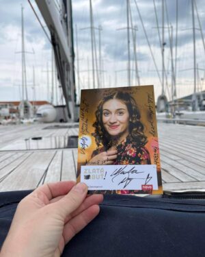 Marta Dancingerová Instagram - Upozornění: Tento příběh není pro slabší povahy, které se dojmou dřív než bys řekla ,,plachta”
Tak tedy: Je to již přes rok, co mám v podstatě osobní maskérku @lenkareihserova . Může za neposedné lokny v Labuti i za aplikaci rafinované gumičky v Kukačkách. 
S Leničkou máme i přes všechny peripetie s pěšinkou uprostřed či špatně protáhlým obočím krásný vztah. A tak se není čemu divit, že když řekla, že odjíždi s rodinou na jachtu a já hned řekla, že bych taky ráda jela, neváhala vyhodit z posádky nejméně oblíbeného člena rodiny a jela jsem já. 
Na fotografiích vidíte report z naší společné plavby.
Chtěla bych jí tímto poděkovat, že za prvé dbala na moji bezpečnost, pravidelné mě mazala opalovacím krémem, nechala mě kormidlovat, vzala mě na večeři, užívaly jsme si kafe na molu, ukázala mně krásné písečné pláže a nakonec jsme si trochu povyrazily s panem Aperolem
Děkuji tedy @lenkareihserova za tuto týdenní plavbu i za tu roční plavbu, protože Zlatá Buď!