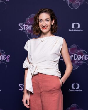 Marta Dancingerová Instagram - Talentovaná herečka a autorka knih Marta Dancingerová se už nemůže dočkat půlročního stardancového maratonu. 🪩 Projde ladným krokem cílovou rovinkou a postaví se na stupínek vítězů 13. řady StarDance? 💃🥇

#stardancexiii #stardancecz #ceskatelevize