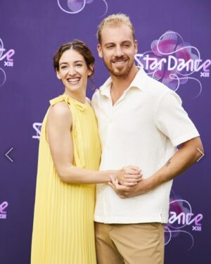 Marta Dancingerová Instagram - Report z tiskovky: Oba milujeme sušené mango a kávu. Evidentně nám oběma sluší žlutá a rozhodli jsme se, že budeme spíš latináři. Nebo spíš @martinpragr už je a já ještě nemám taneční rozum :D
I přes závratě se těším na zvedačky a zkoumám Martinův jemný, klidný úsměv, který jakoby říkal: ,, To půjde”. 
A já si myslím, že jeho klid, rozvaha, zkušenost a humor nám bude na podzim velkou oporou :) 
Cítím, že první puzzle zaklaply. Začínáme stavět okraje a já věřim, že na konci na tom obrázku s názvem @stardancecz budou tyhle široké úsměvy. Dohodli jsme se totiž, že z tance chceme mít radost! 
@stardancecz  Naše první hupy v kolenou!