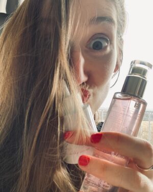 Marta Dancingerová Instagram - Moje pleť je už pár dní v šoku a celá blažená z toho, co má doma! Hrdě Vám představuji kosmetiku @damibio.cz a jsem šťastná za tuto spolupráci. Je to, to nejkřehčí pohlazení (co se kosmetiky týče), které jsem na sobě kdy měla. 
Vzniká mi kvůli #damibiocz pár nových závislostí, které vřele vítám do svého života a Pleťovou mlhu vodní meloun natrvalo do své kabelky. 
#spoluprace #damibiocz @damibio.cz
