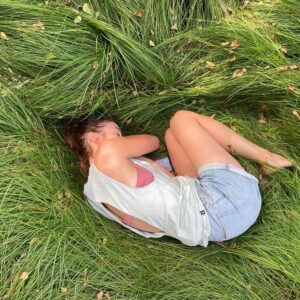 Marta Dancingerová Instagram - Léto je ždímání vitamínového koktejlu. Země. Oheň. Voda. Vzduch. Injekce. Všechno v jednom. Síla do dalších měsíců, kdy budem drkotat zuby u výlohy se sobama a Santou.
Tak zažívejme a ždímejme. 
Léto je dárek.
